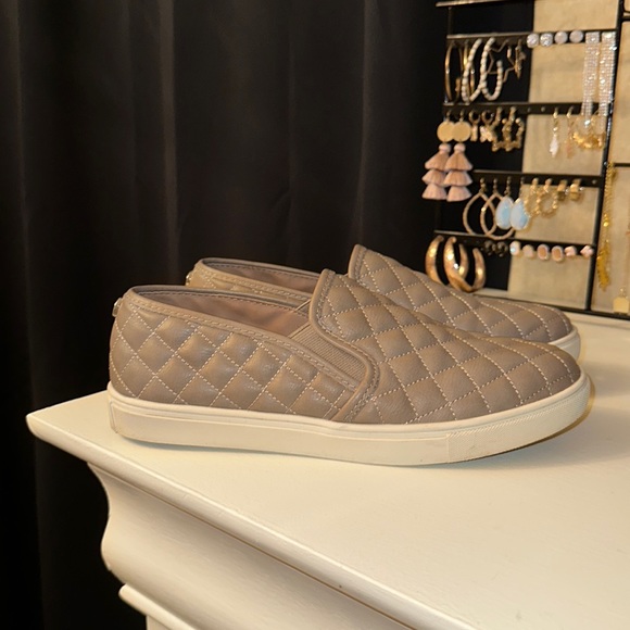 Steve Madden slip ons - Picture 3 of 4